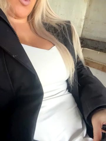 Bustyblondebabe32 live cam screenshot female from United Kingdom on Tip.show – Interactive Live Cam Shows — screenshot #1