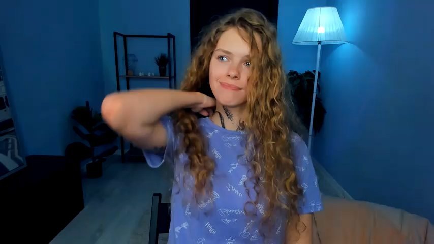 RayaNenlia live cam screenshot female on Tip.show – Interactive Live Cam Shows — screenshot #1