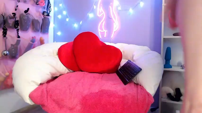 Sweeeets85 live cam screenshot female from United States on Tip.show – Interactive Live Cam Shows — screenshot #3