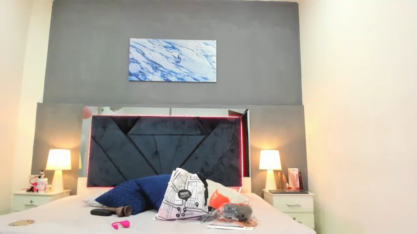 Lauralove_69 live cam screenshot female from Colombia on Tip.show – Interactive Live Cam Shows — screenshot #1