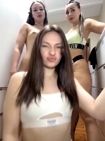 TwixCouple live cam screenshot females from Russia on Tip.show – Interactive Live Cam Shows — screenshot #4