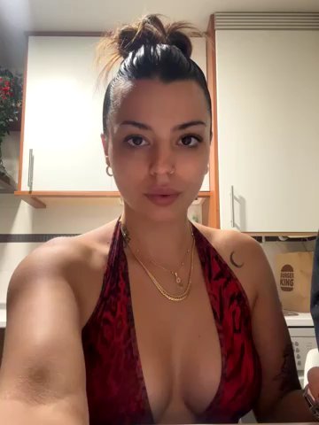 Noeliagglow live cam screenshot malefemale from Spain on Tip.show – Interactive Live Cam Shows — screenshot #1