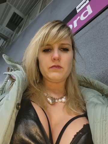 Sexybiene969 live cam screenshot malefemale from Austria on Tip.show – Interactive Live Cam Shows — screenshot #1