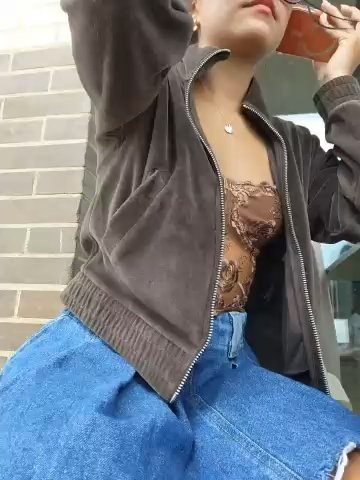 Pretty_roxxyy live cam screenshot female from Colombia on Tip.show – Interactive Live Cam Shows — screenshot #1