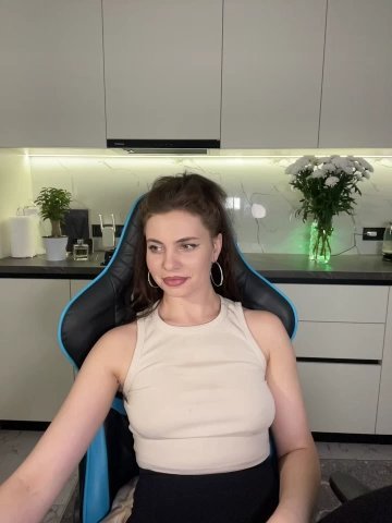 CurlyLara live cam screenshot females from Ukraine on Tip.show – Interactive Live Cam Shows — screenshot #1