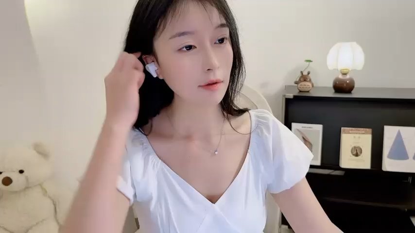 Onechestnut live cam screenshot female from China on Tip.show – Interactive Live Cam Shows — screenshot #1