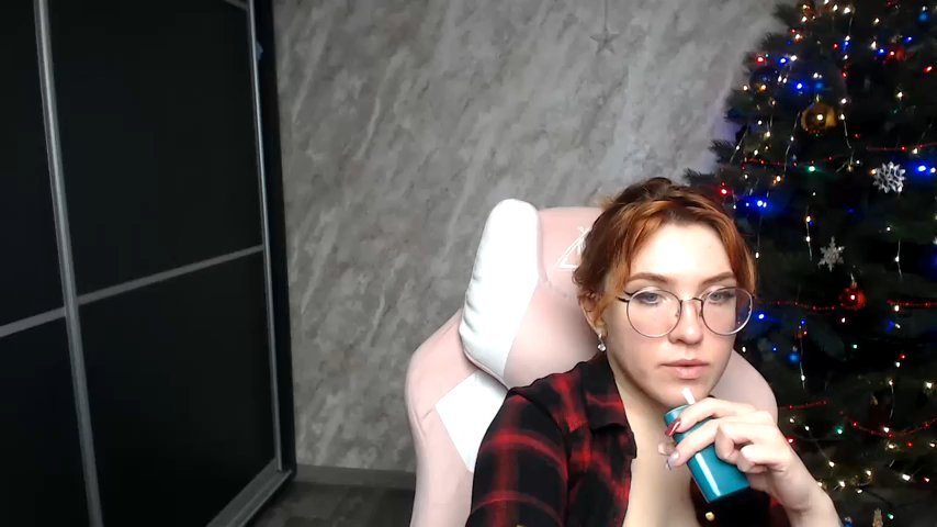 Reginasmilee live cam screenshot female from Ukraine on Tip.show – Interactive Live Cam Shows — screenshot #1