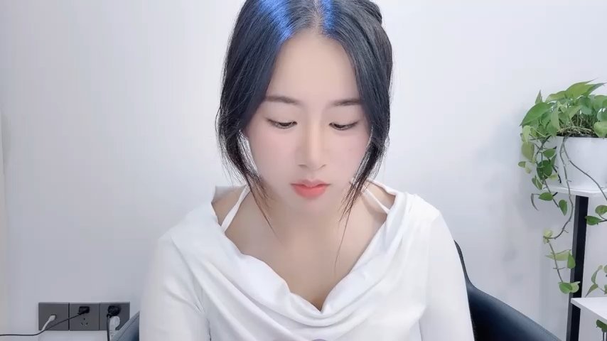 chloe-01 live cam screenshot female from China on Tip.show – Interactive Live Cam Shows — screenshot #1